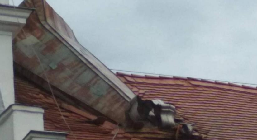 Nagy vihar volt Délnyugat-Magyarországon, Csokonyavisontán leszakadt a templomtorony teteje