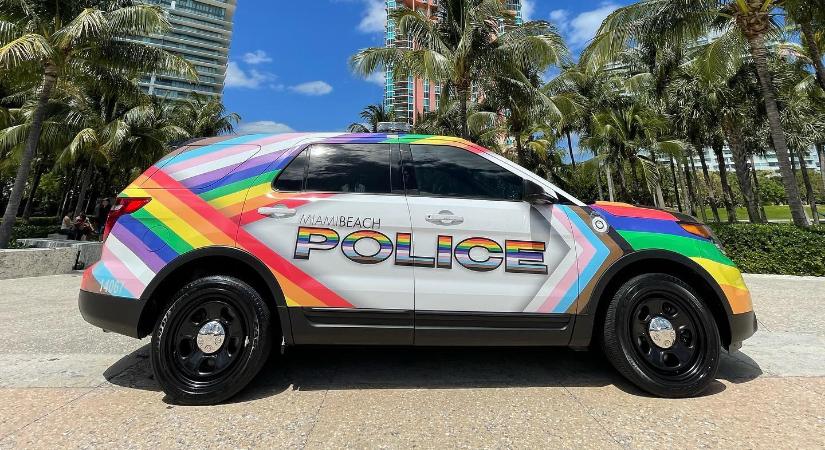 Szivárványos járőrkocsival mentek a rendőrök a pride-ra Miamiban