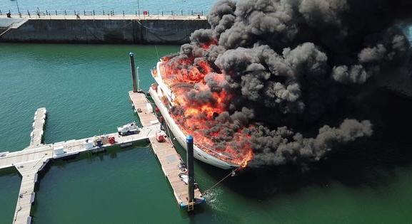 Leégett egy szuperjacht egy brit kikötőben