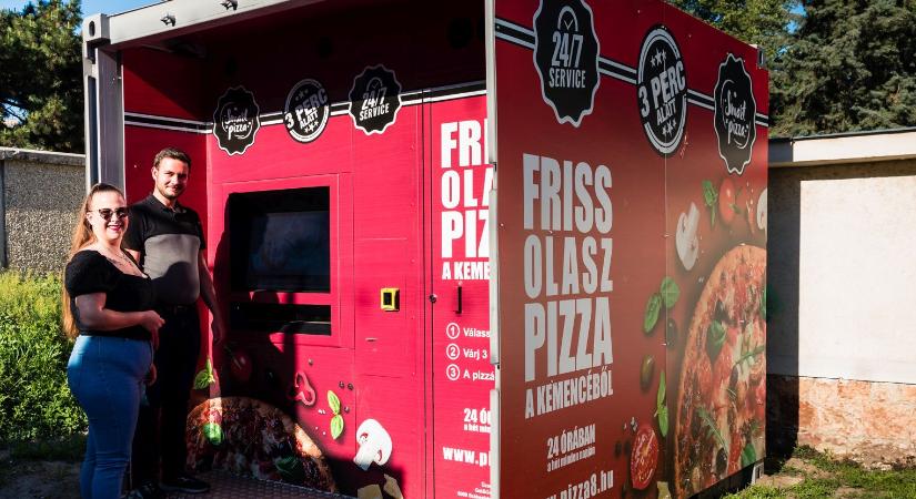Az ország első pizzaautomatáit helyezték üzembe Győrben