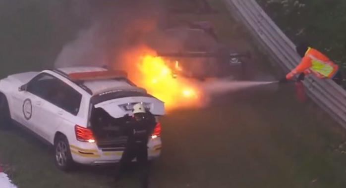 Tűzoltás közben gurult el egy lángoló versenyautó a hétvégi nürburgringi 24 óráson