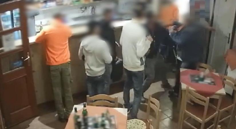 Elfajult a nézeteltérés, törött üvegpalackkal támadt egyik vendég a másikra (videó)
