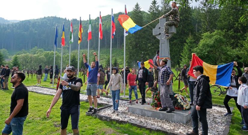 Román nacionalisták nem engedik eltávolítani az úzvölgyi jelképeket