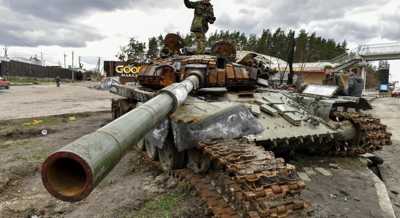 Videón egy hatalmas tűzharc Ukrajnából, miközben gránátot dobnak egy orosz T-80BV tank fülkéjébe