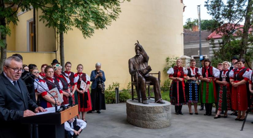 Felavatták Kolozsváron Kós Károly első egész alakos erdélyi szobrát