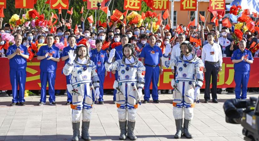 Kína újabb űrhajósokat küldött űrállomása kiépítésének befejezésére – videó