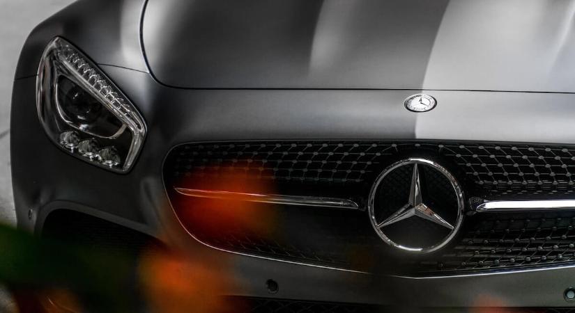 Lehetséges fékhiba miatt közel egymillió autót hív vissza a Mercedes