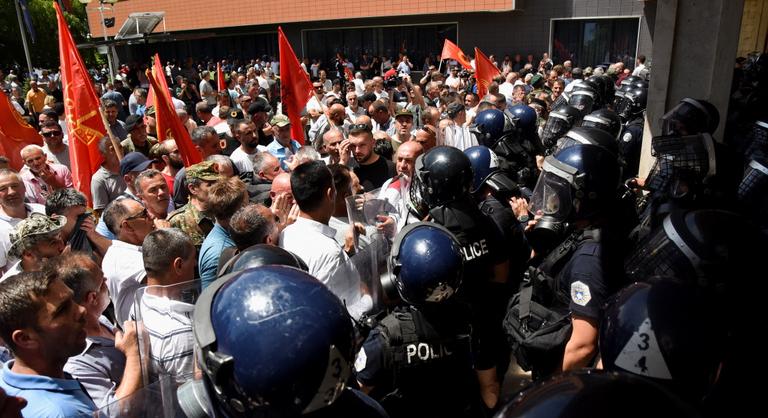 Veteránok csaptak össze a rendőrökkel Koszovóban, a parlament udvarára is behatoltak