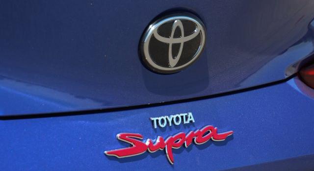 Miért piros a felirat ezen a Toyota Suprán?