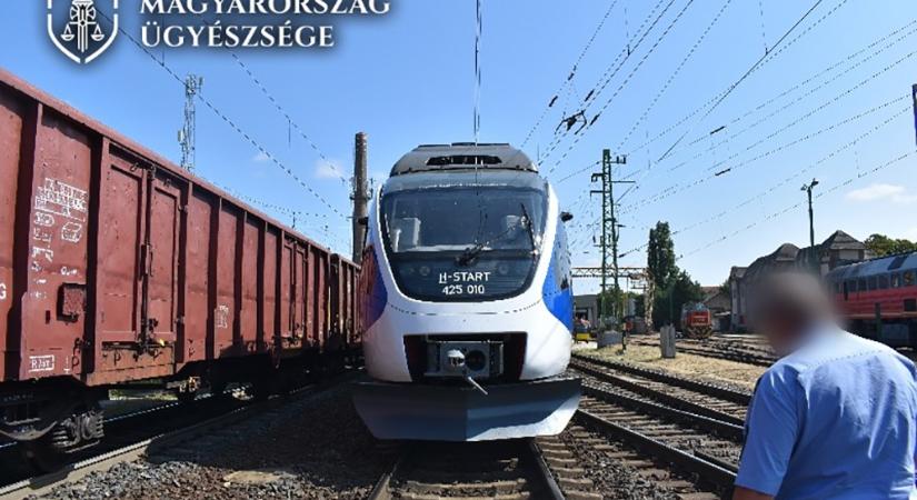 A mozdonyvezető figyelmetlensége miatt majdnem összeütközött két vonat Győrben