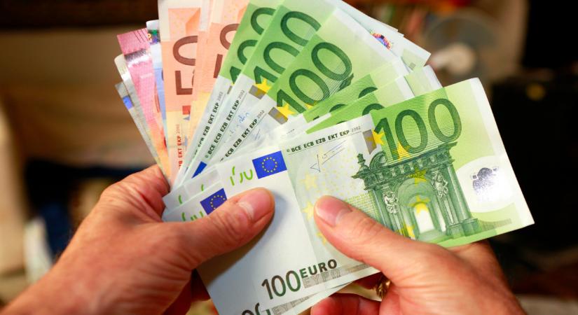 Továbbra is padlón a forint: mikor érdemes eurót váltani a külföldi nyaraláshoz?