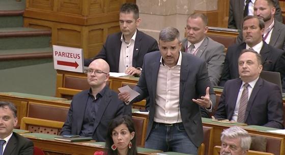 Jakab Péteren gúnyolódó feliratot villantott Novák Előd a parlamenti felszólalása közben