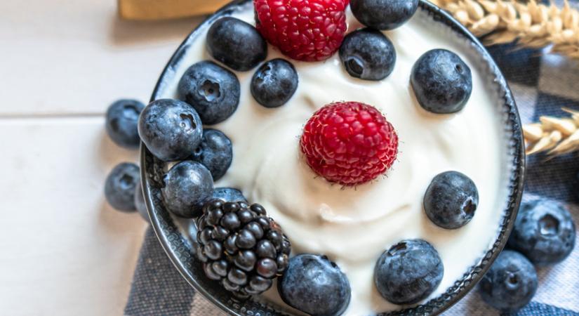 Természetes probiotikum és fehérjebomba a natúr joghurt: jót tesz az emésztésnek