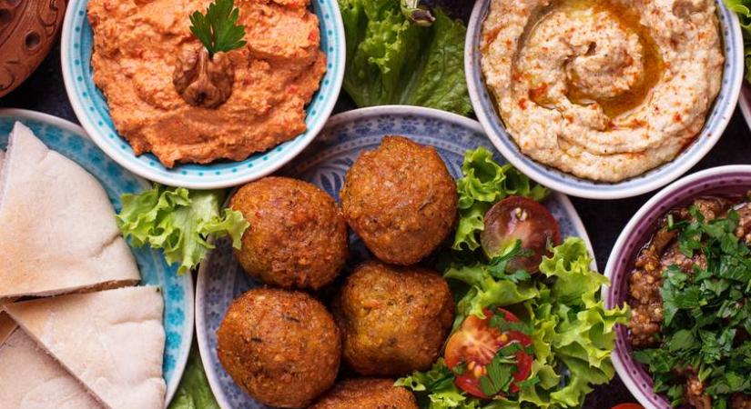 10 izgalmas közel-keleti recept, amit otthon is elkészíthetsz: joghurtsajt, hummusz, tabulé