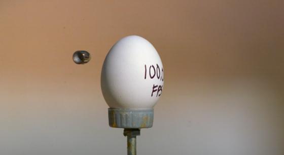 1 000 000 képkocka/másodperc sebességgel rögzítették, ahogy átlövi a golyó a tojást