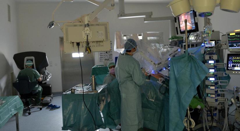 Rekord robotsebészeti műtét az onkológiai intézetben és a Jahn Ferenc kórházban