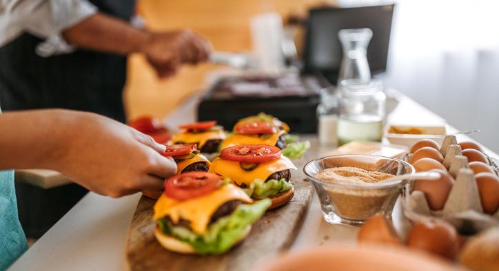 Borsos ára lehet, de megéri otthon készíteni: ennyiből jön ki a családi hamburgerezés