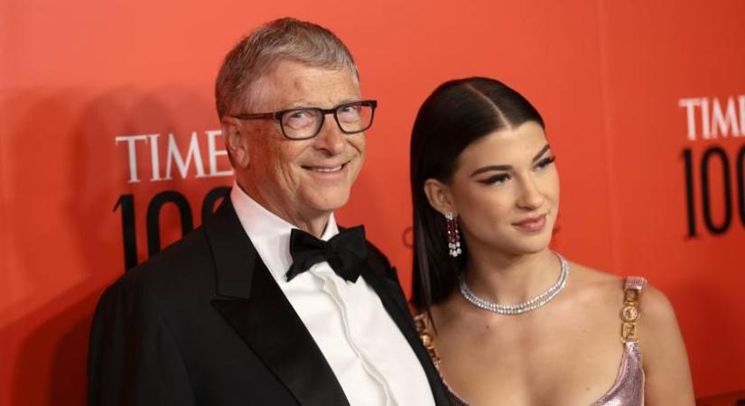 Bill Gates 19 éves lánya csillogó estélyibe bújt: az üzletember együtt gálázott a szépséges Phoebe-vel