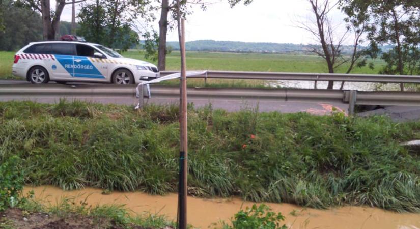 Beszakadt az út Dombóvár és Kaposszekcső között a csütörtöki villámárvíz miatt