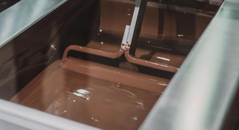 Hatalmas csokoládétartályba esett bele két ember