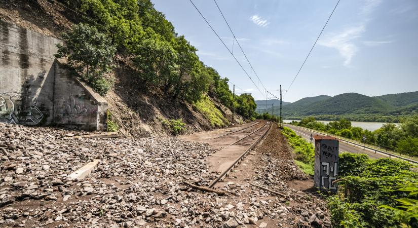 Brutális hegyomlás Zebegénynél: teljes az útzár, a vonat sem jár + fotók