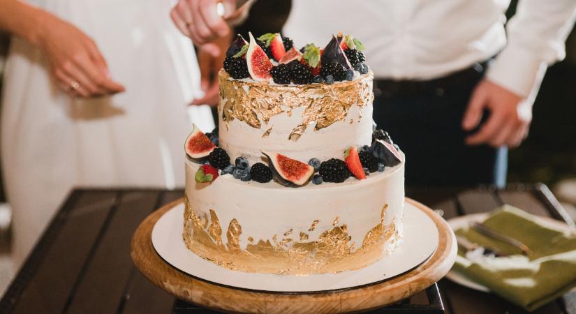 Stílusos esküvői torták 2022-ben: a minimalista dizájn remekül passzol egy modern esküvőhöz