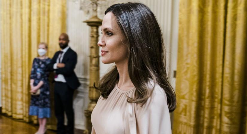 Angelina Jolie visszaül a rendezői székbe