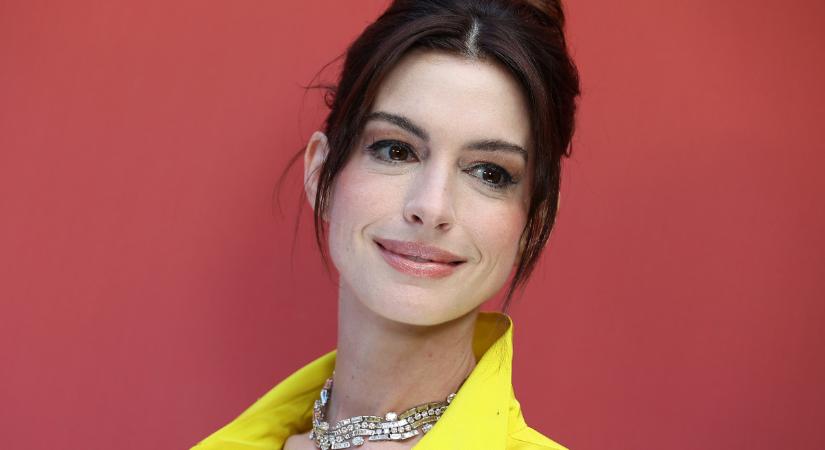 Anne Hathaway merész színválasztásával mindenkit lenyűgözött: rácáfolt a sárga sápasztó hatására