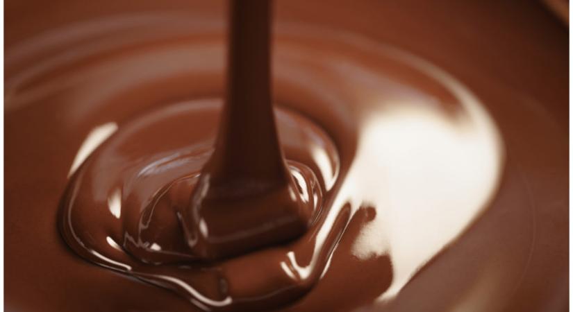 Több mint egy óra után sikerült kimenteni a csokoládétartályba esett dolgozókat