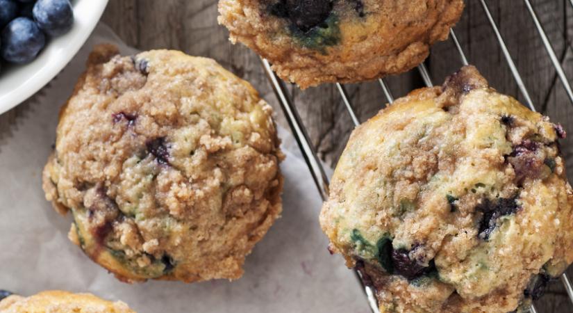 Puha, illatos áfonyás muffin: ropogósra sül a cukor a tetején