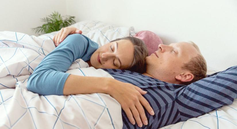 Egyedül, vagy a párunkkal alszunk jobban? – Kutatás.