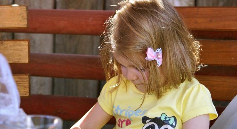Felfoghatatlan fájdalom: a 9 éves kislány fejtetőfertőzésben hunyt el