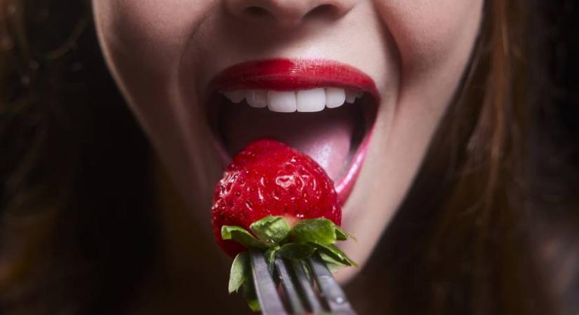 Az eper tényleg fehéríti a fogakat? Ezek segíthetnek a szebb mosoly elérésében