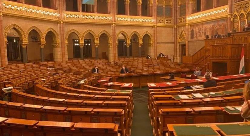Nagyon nagy videó: Fideszék ház alelnöke a parlamentben azt se tudja hol van (+videó)