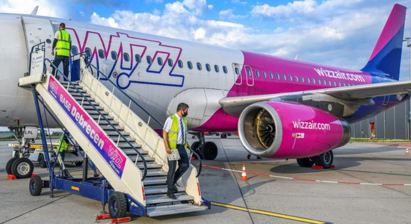 A Wizz Air bejelentette, júliusig nem hárítja át utasaira az extraprofit-adó miatti terheket