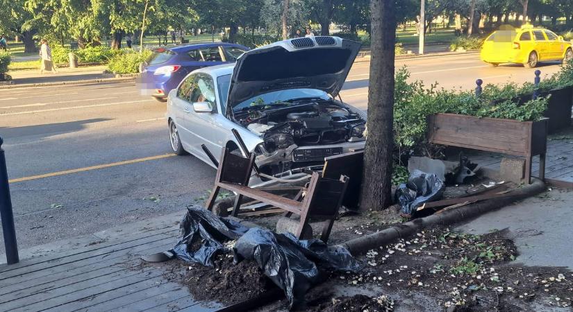 Egy kávézó teraszába csapódott egy BMW az Üllői úton