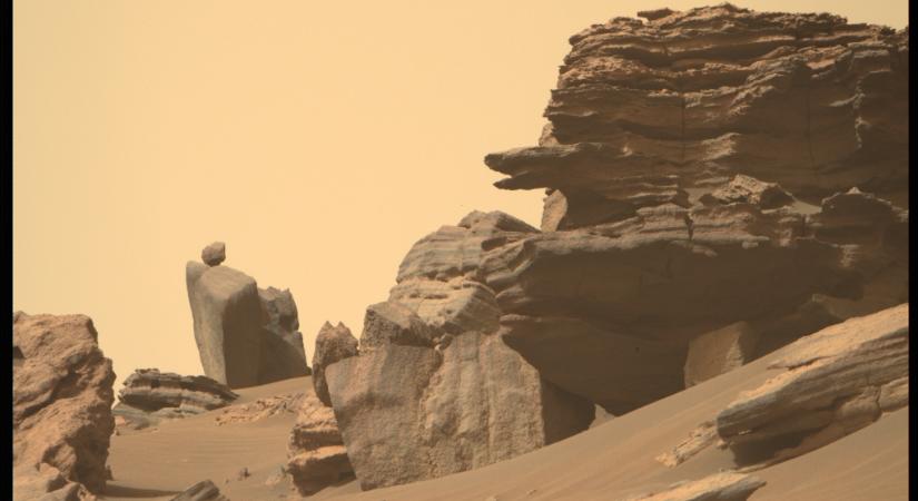 Kígyóra emlékeztető sziklát fotóztak a Marson
