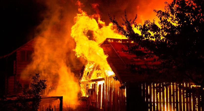 Lángokban egy miskolci hétvégi ház