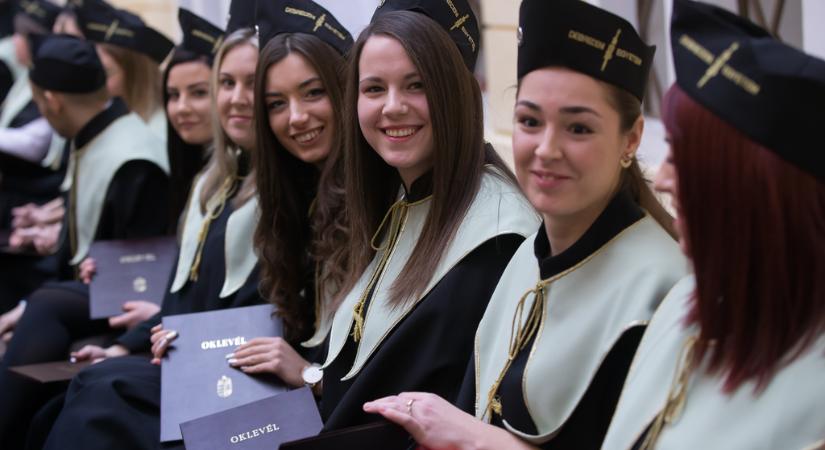 Kezdődnek a diplomaosztók a Debreceni Egyetemen – időpontokkal