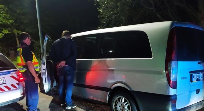 Fehérvári rendőrök jeleztek, hogy 14 migránst csempésznek az M5-ösön