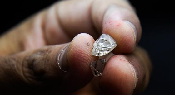 Moszkva tiltakozása miatt mégsem vizsgálják ki, véresek-e az orosz gyémántok