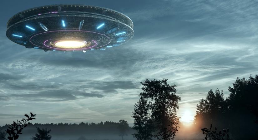Lefagytak a kisváros lakói: mindenki az égen felsejlő UFO-t fotózta, ami még a repülőgépeket is megállította a levegőben