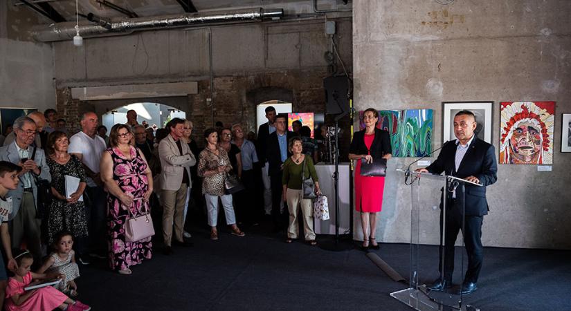 A diaszpóra magyar képzőművészeinek alkotásaiból nyílt kiállítás Budapesten