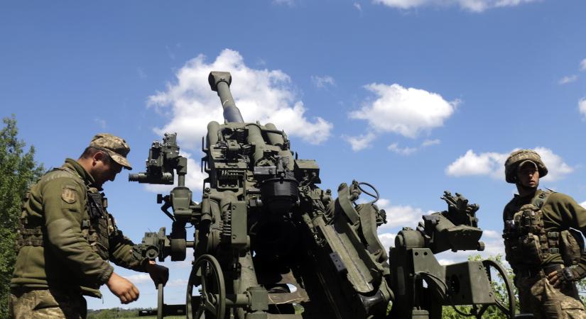 Rossz hír az oroszoknak: több mint 20 nagy hatótávolságú ágyút vettek a britek Ukrajnának