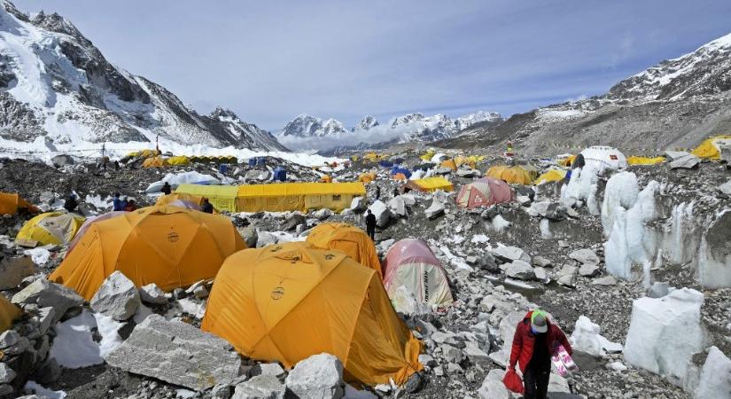 El kell költöztetni az Everest alaptáborát