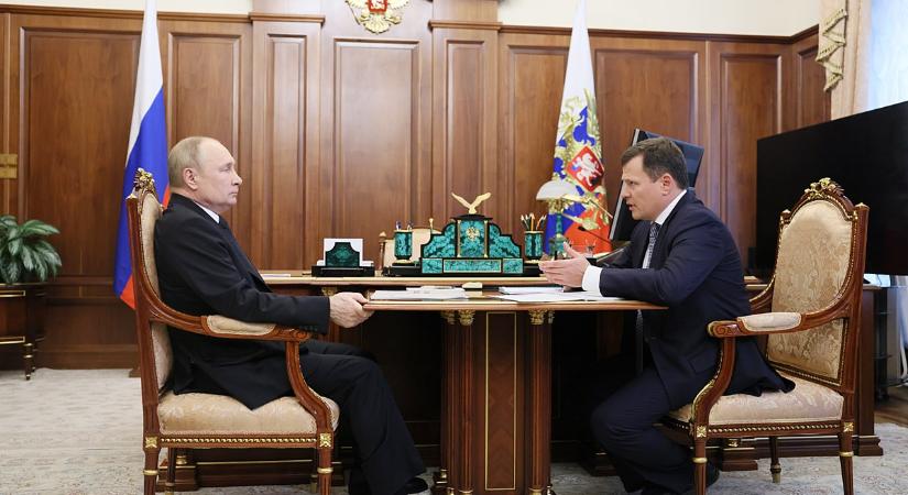 Egy új fotón Vlagyimir Putyin “annyira beteg”, hogy az asztalba kell kapaszkodnia