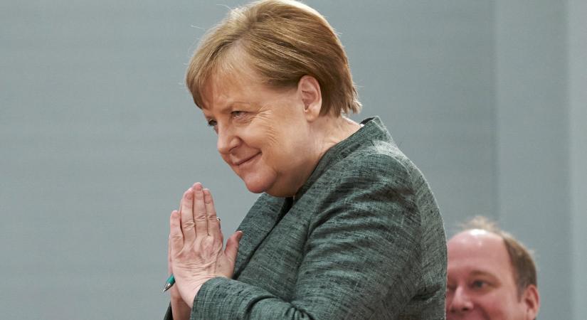 Egyre erősebb a gyanú, hogy Merkel is Soros kottájából játszik