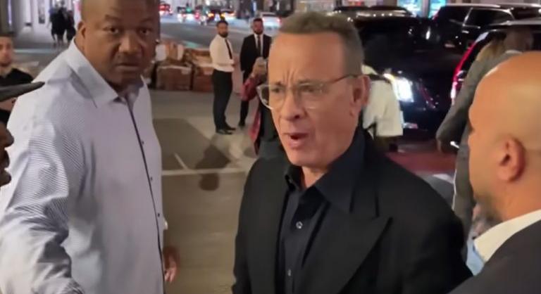 Videón, ahogy Tom Hanks elküldi a francba néhány erőszakos rajongóját