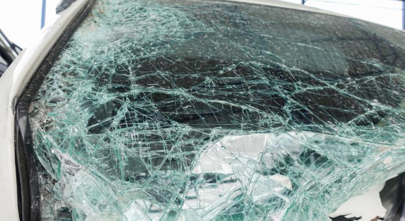 Brutális baleset Nagyfügeden: két utas kiesett egy kisbuszból + Videó