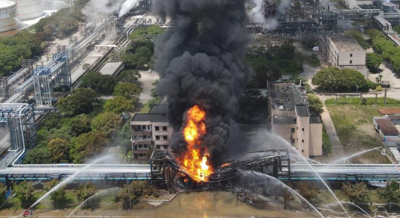 Lángokban áll Kína egyik legnagyobb olajfinomítója